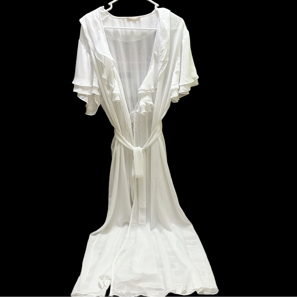 Flora Nikrooz Women’s White Ruffled Robe size S/M